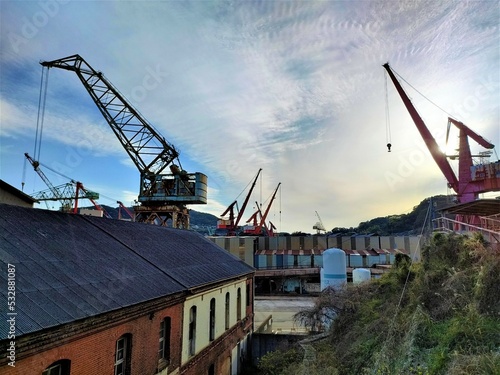 工場とクレーン群