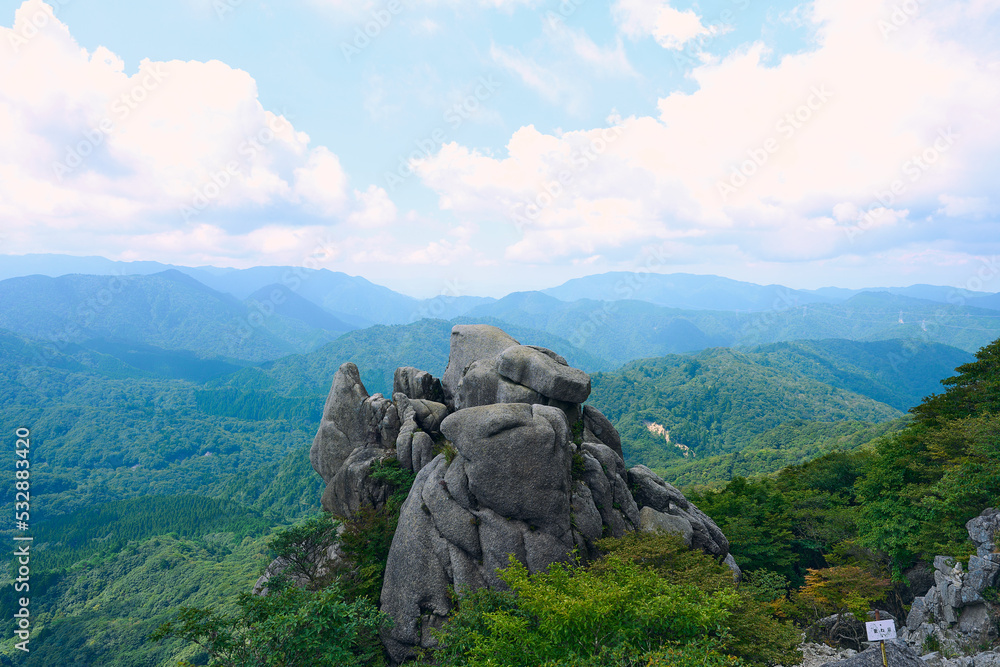 三重県　竜ヶ岳の重ね岩