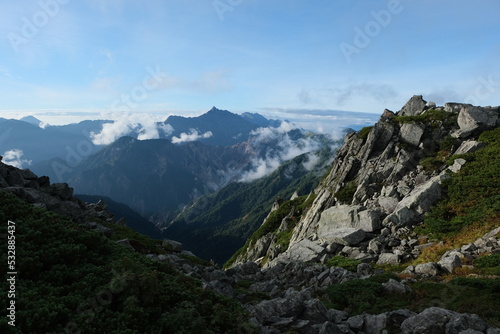 雲海と槍ヶ岳。北アルプスの絶景トレイル。日本の雄大な自然。 © Chasou_pics
