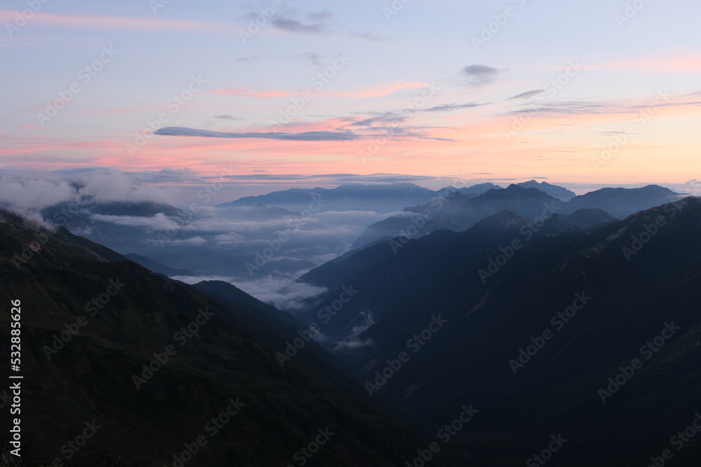 雲海と朝日。北アルプスの絶景トレイル。日本の雄大な自然