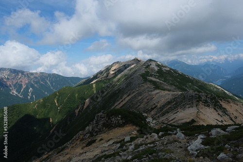 赤牛岳。北アルプスの絶景トレイル。日本の雄大な自然。