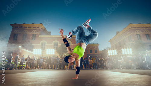 Fotografia Street dancer girl  dance breakdance on evening street