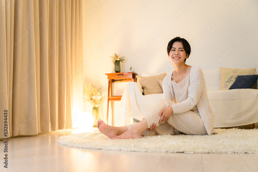 寝る前にマッサージのセルフケアをする女性 広角 Stock Photo | Adobe Stock