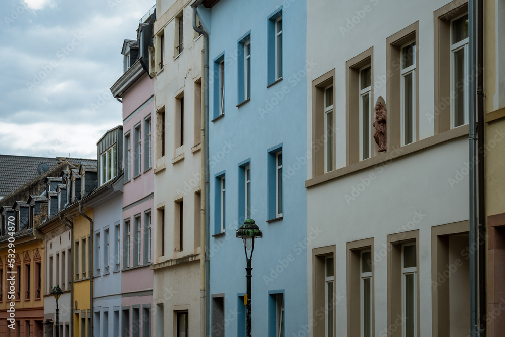 eine typische Straßenszene mit bunt gestrichenen alten Häusern und einer Strßenlaterne