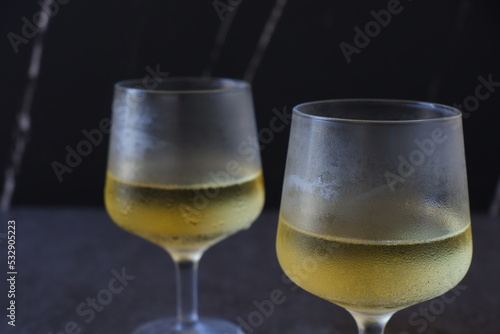 よく冷えた白ワインのグラス