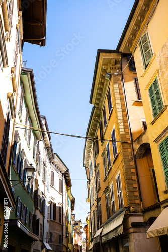 Old town of Saló on Lake Garda, beautiful old houses and streets © Dagmar Breu