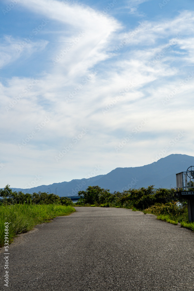 Naklejka premium 琵琶湖 湖畔の歩道 夏