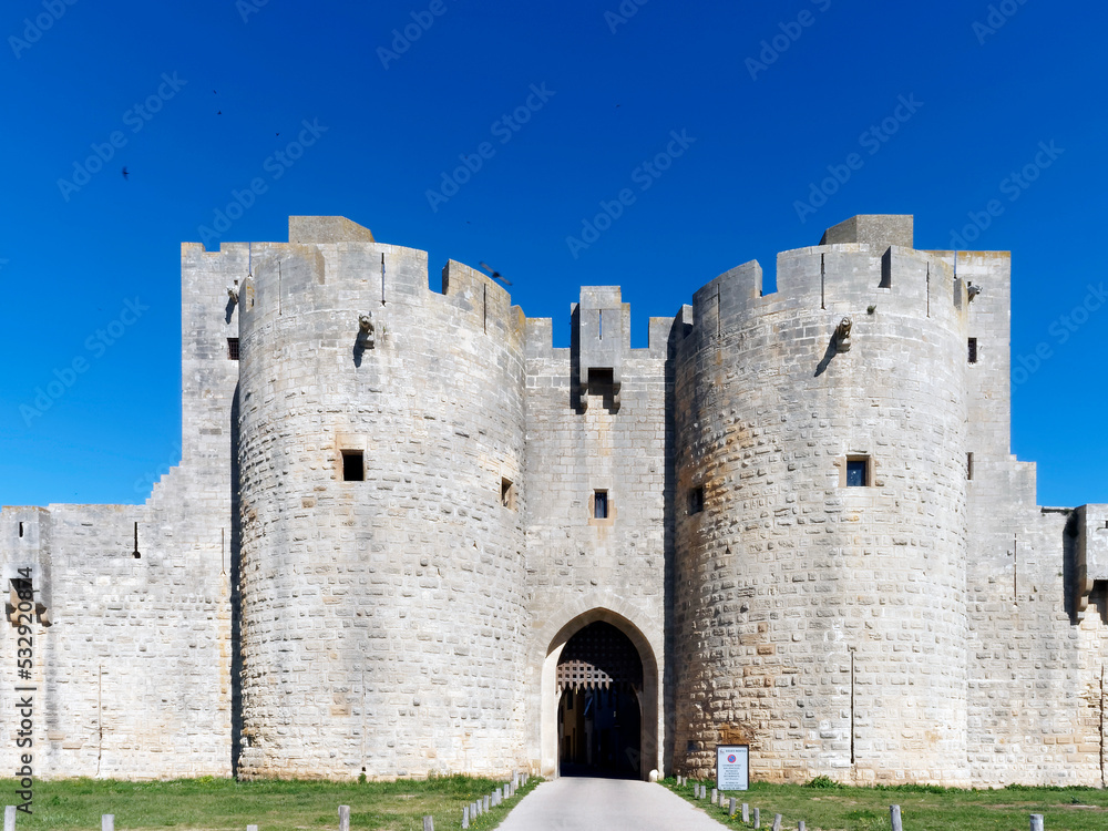 Aigues-Mortes dans le Gard en Occitanie. Tours et remparts. Porte de la Reine