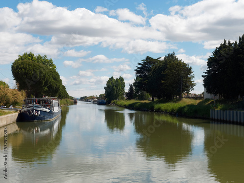 Aigues-Mortes dans le Gard en Occitanie - Canal du Rhône à Sète vu depuis le Pont de Provence