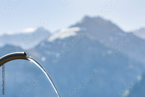 Quellwasser aus einem Brunnen im Gebirge