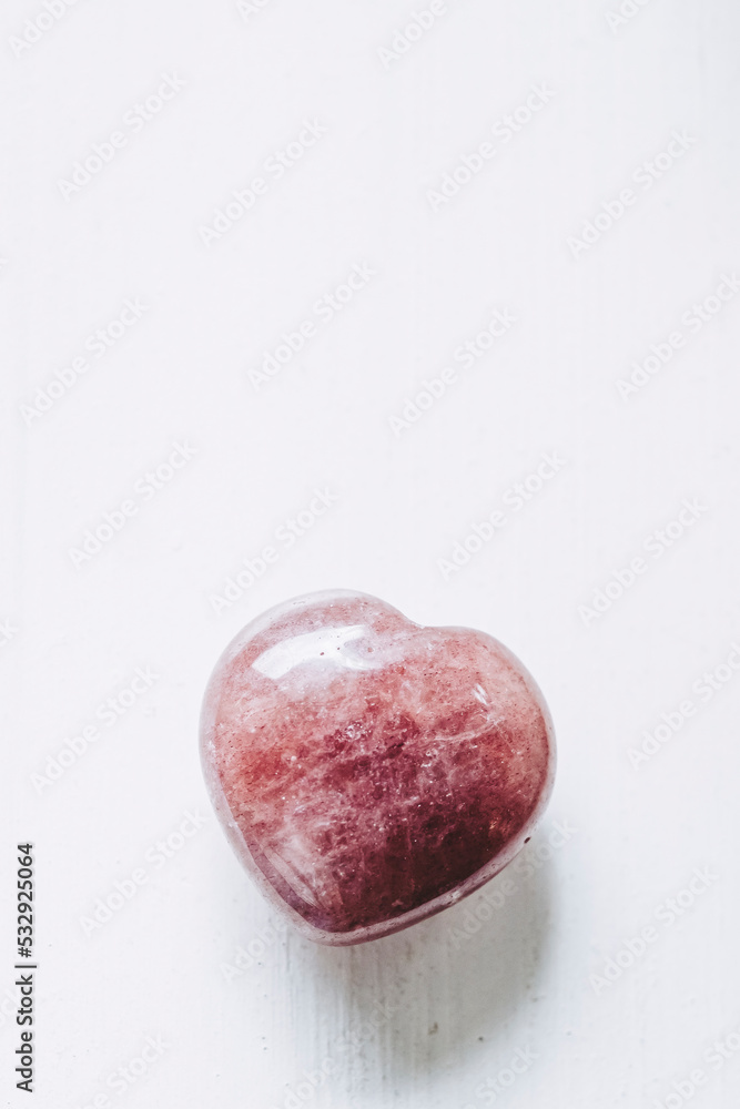 Pierre polie quartz fraise en forme de coeur sur un fond blanc - Minéral naturel