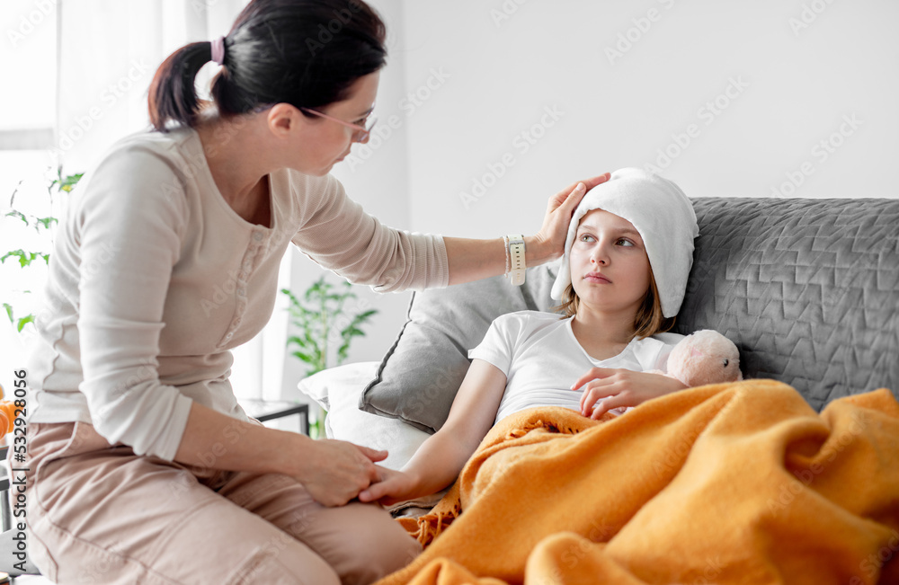 Obraz premium Mother with ill child