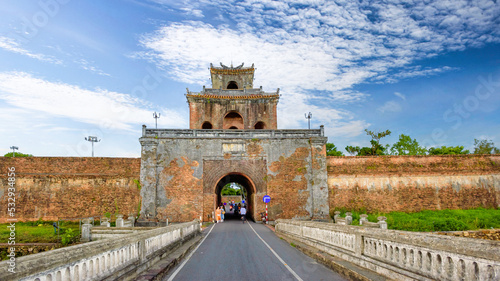 Foto View of one of the ten gates of Hue citadel in Hue city, Vietnam