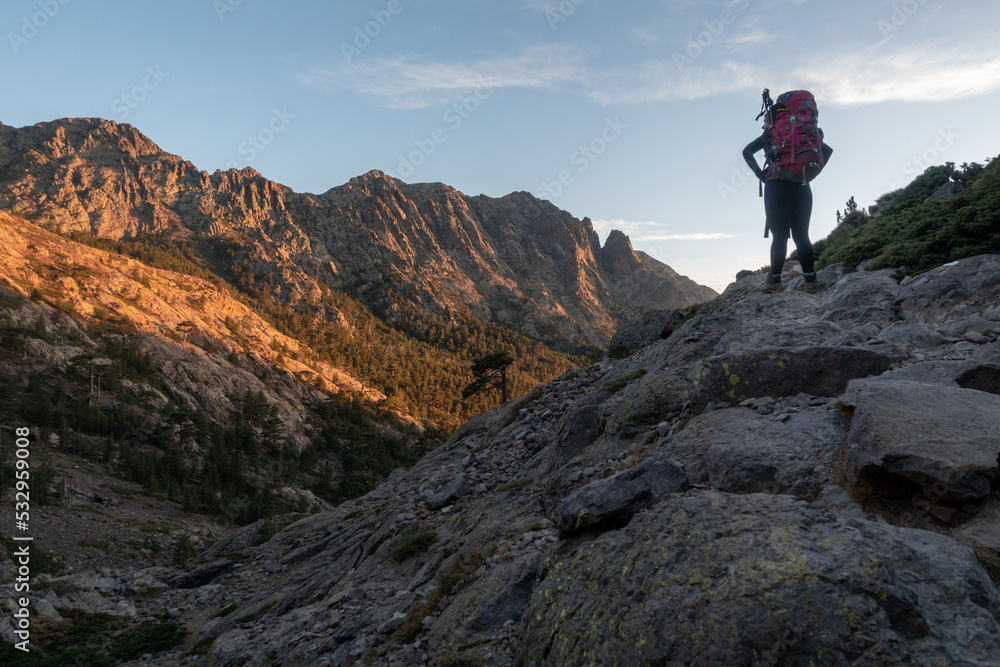 Berg und Tal im Sonnenaufgang mit Frau als Wanderer Trekking Gr 20 