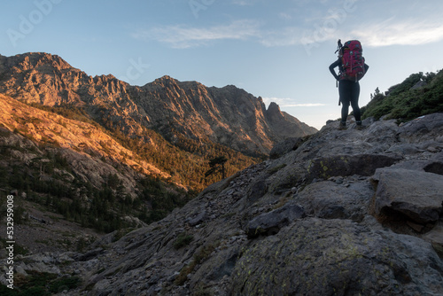 Berg und Tal im Sonnenaufgang mit Frau als Wanderer Trekking Gr 20  © Thomas