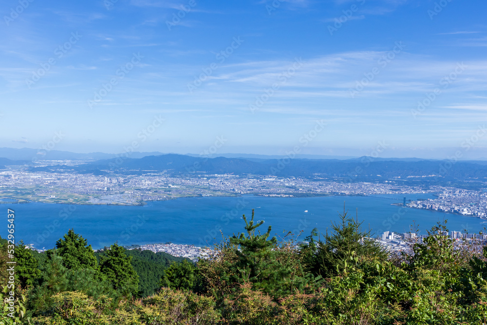 比叡山から望む夏の日本の琵琶湖
