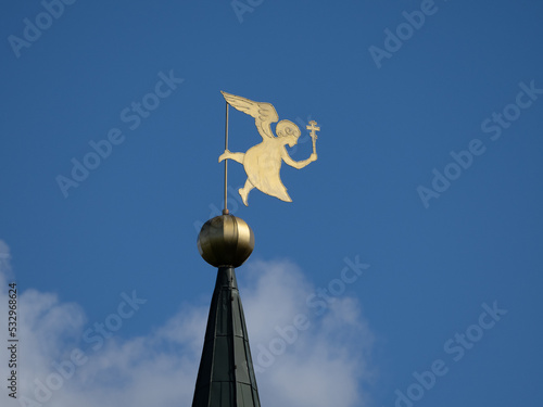 Obraz na płótnie golden cross on a sky w salonie