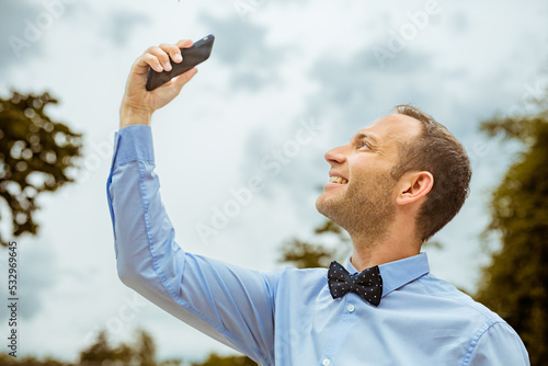 фотографія no service - smartphone without network connection is useless for this casual en