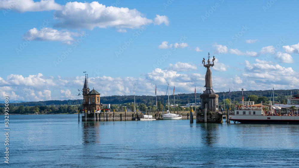 Konstanz Hafeneinfahrt im Sommer mit Blick auf die Imperia	