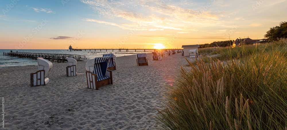Obraz premium Strand an der Seebrücke in Zingst zum Sonnenaufgang