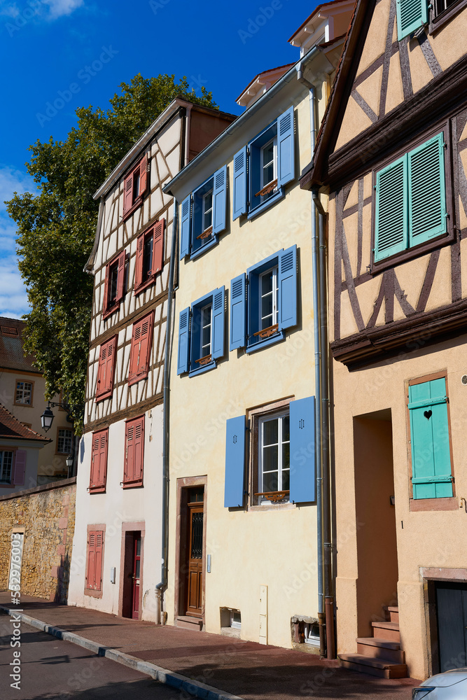 historische Fachwerkhäuser in der malerischen mittelalterlichen Altstadt von Colmar in Frankreich