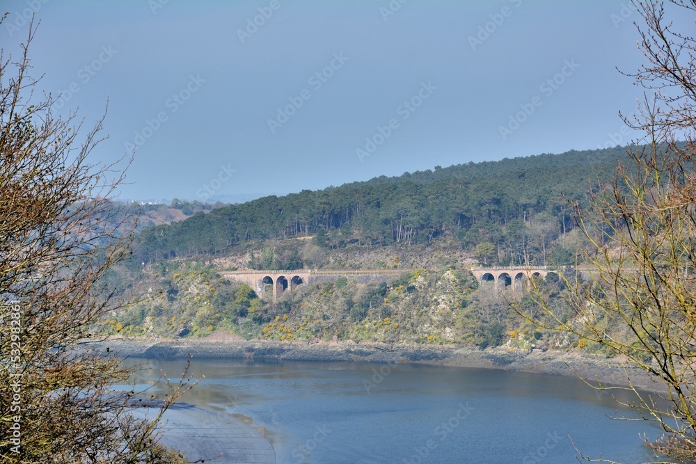 Obraz premium Jolie vue sur la vallée du Trieux depuis le château de La Roche-Jagu Bretagne France 