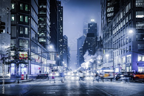 ニューヨークの街の夜景 © kanzilyou