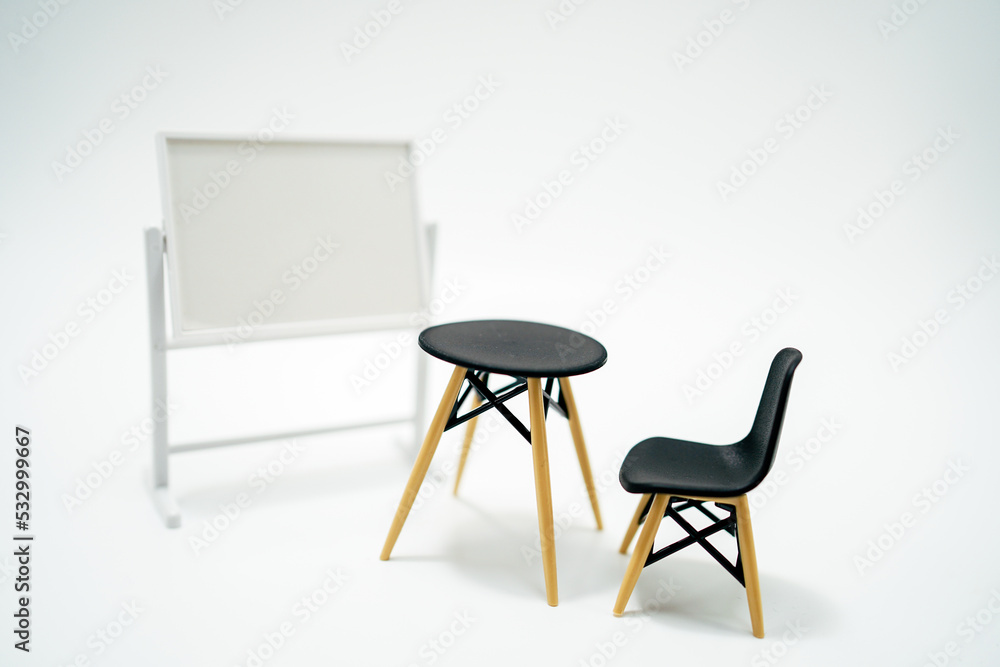 ホワイトボードと黒い家具 ホワイトボードと黒い家具