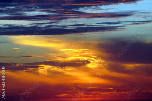 Leuchtend goldene Wolken angestrahlt von der untergehenden Sonne © Markus Kammermann