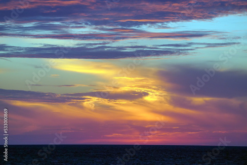 Fototapeta Naklejka Na Ścianę i Meble -  Leuchtende Wolken angestrahlt von der untergehenden Sonne
