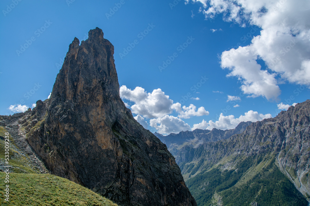 La Rocca Provenzale, il monolito quarzitico delle Alpi Cozie che domina dall’alto la Valle Maira (Provincia di Cuneo -Sud Piemonte)