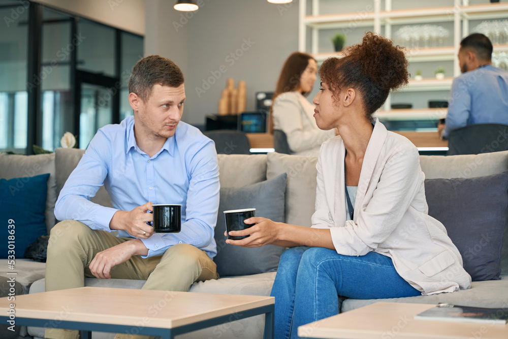 Obraz premium Male having conversation with female at coffee break