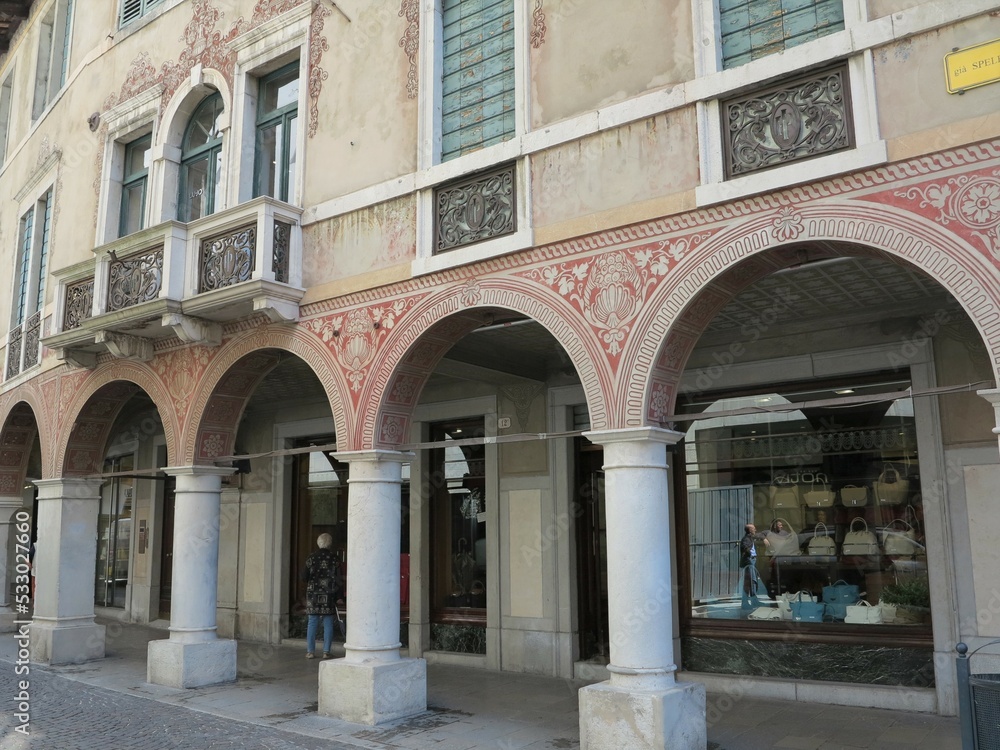 Obraz premium Udine Street View with Typical Historic Building and Arches, Italy