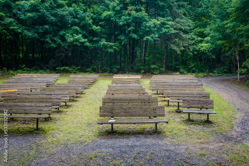 Фотография Wooden sitting benches in Arrowhead provincial nature park, Huntsville, Ontario,
