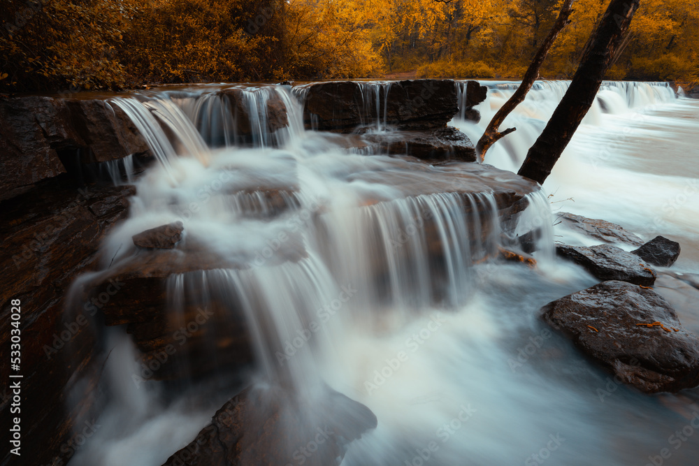 Foto de Water cascade flows over a rock stack in an Arkansas creating a