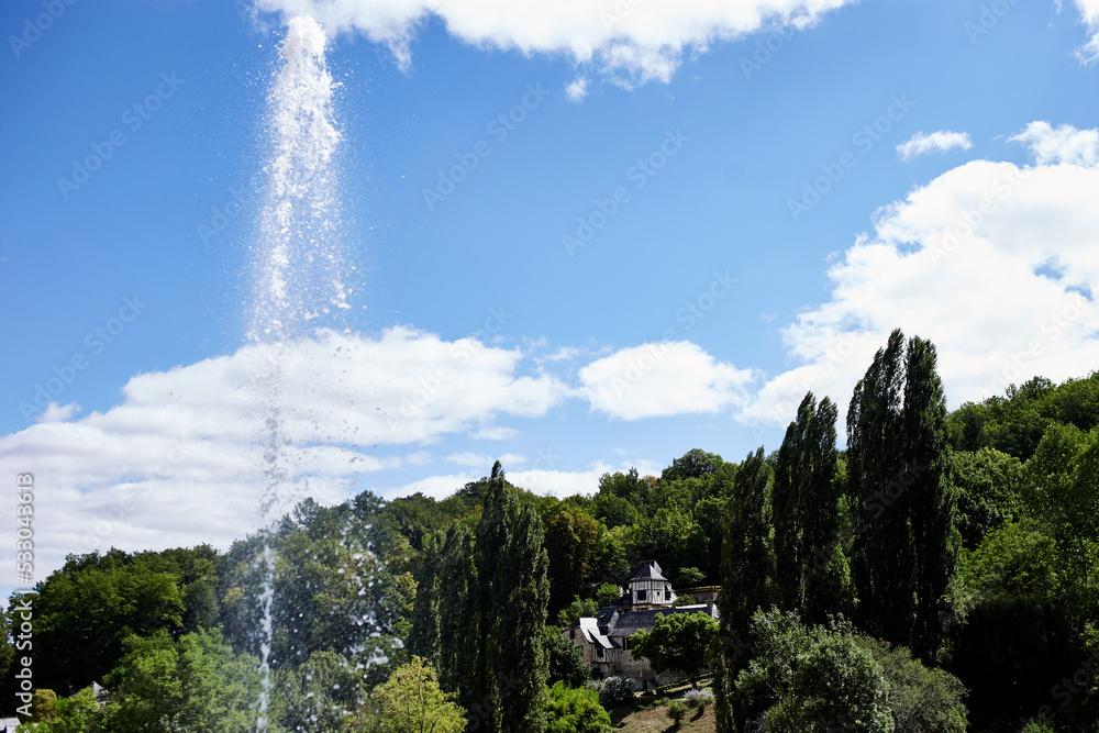 Fontaine et demeure rustique, reflets de beauté en forêt Fontaine et demeure rustique, reflets de beauté en forêt