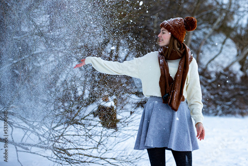 Canvastavla sweet girl in woollen hat, jumper, black skirt and tights enjoys the freezing co