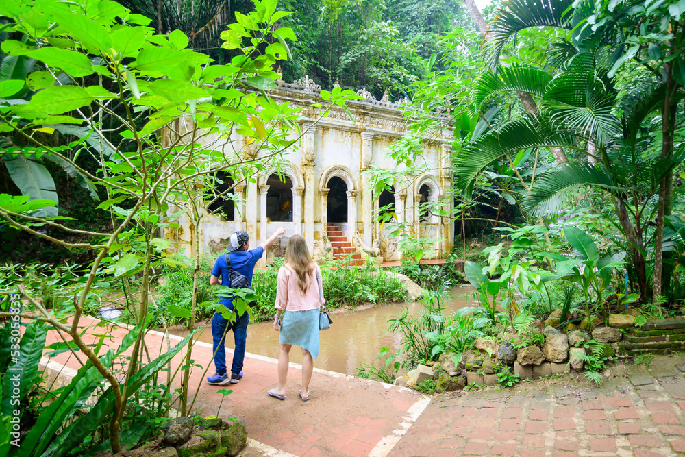 Εκτύπωση καμβά Tourists walk to see the beauty of Wat Pha Lat