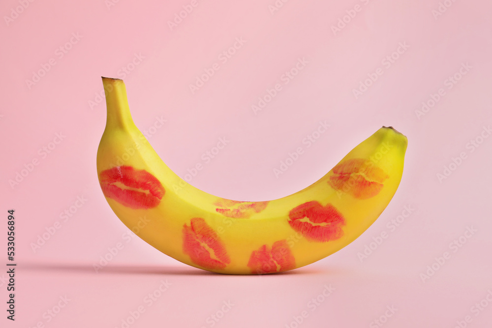 Ταπετσαρία Banana covered with red lipstick marks on light pink background
