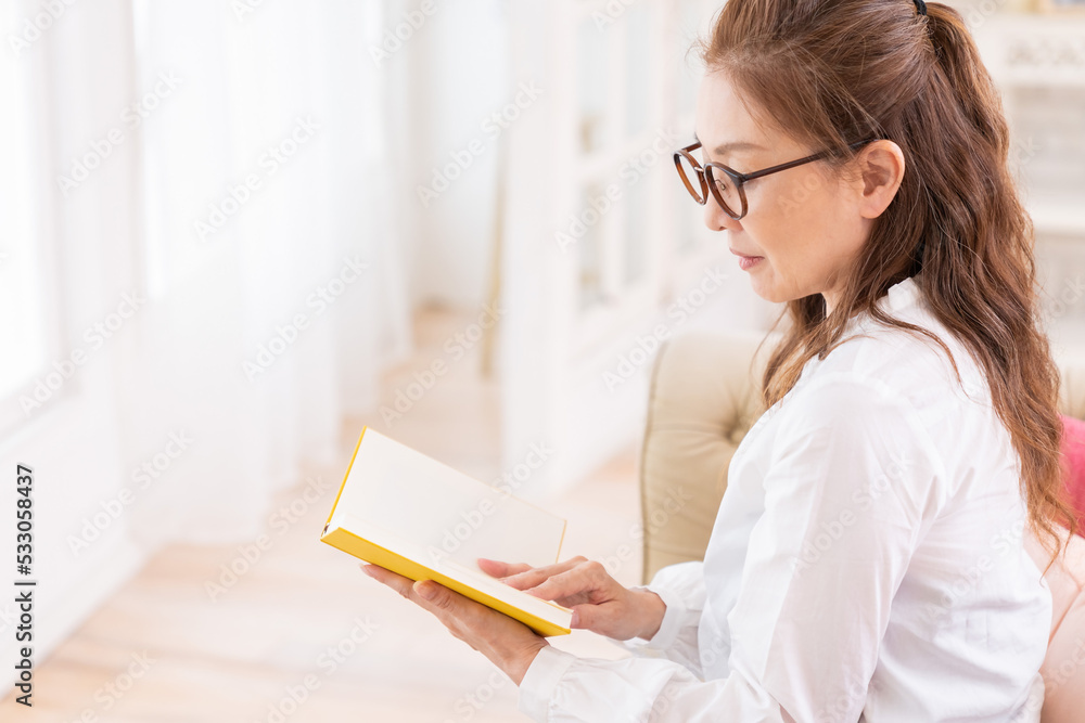 本を読むシニア女性 本を読むシニア女性
