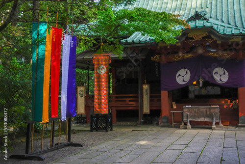 大祭の飾りがなされた氷川神社の境内