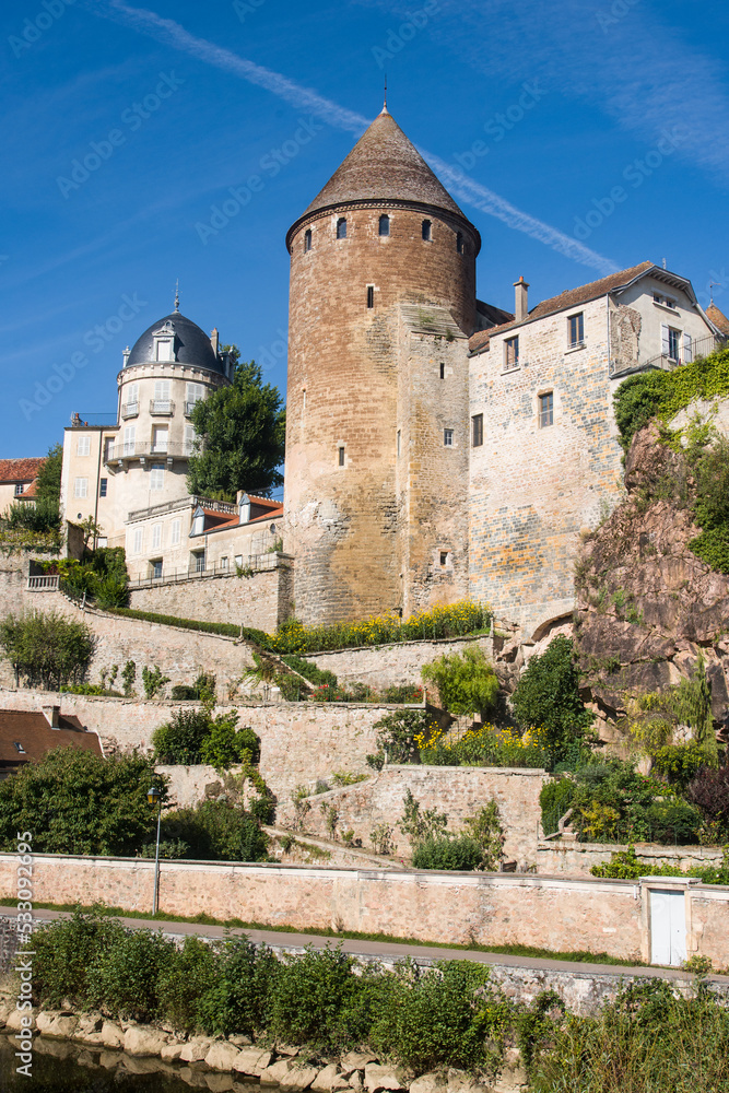 La ville de Semur-en-Auxois. Une tour médiévale dans une ville française. Une vielle ville en Bourgogne.