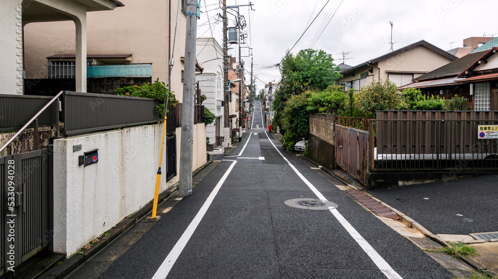 雨に濡れた住宅街の裏路地