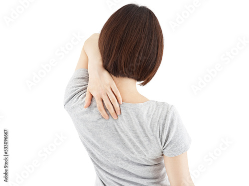 白背景で痛む肩甲骨を押さえる女性 