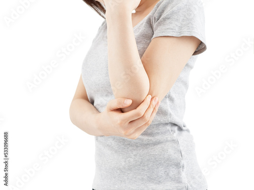 白背景で痛む肘を押さえる女性 