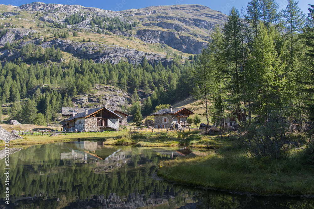 Fototapeta premium village classé du Monal à Sainte Foy en Tarentaise en savoie, un village montagnard avec ses chalets anciens