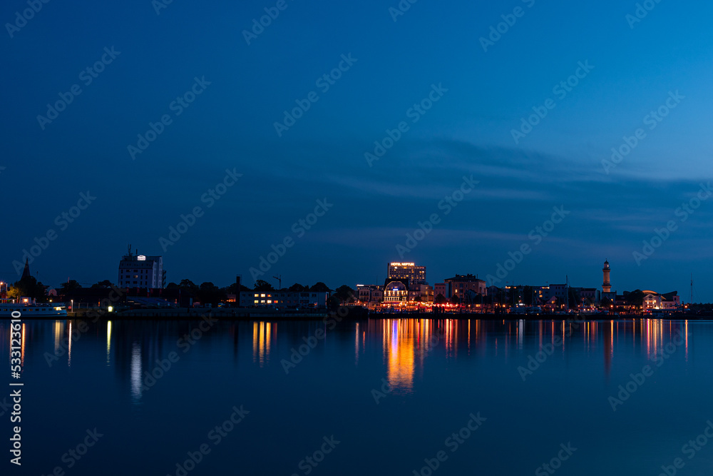 Hafen Warnemünde bei Nacht mit all den schönen beleuchteten Gebäuden und Straßenbeleuchtungen