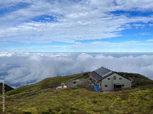 山頂の小屋と絶景