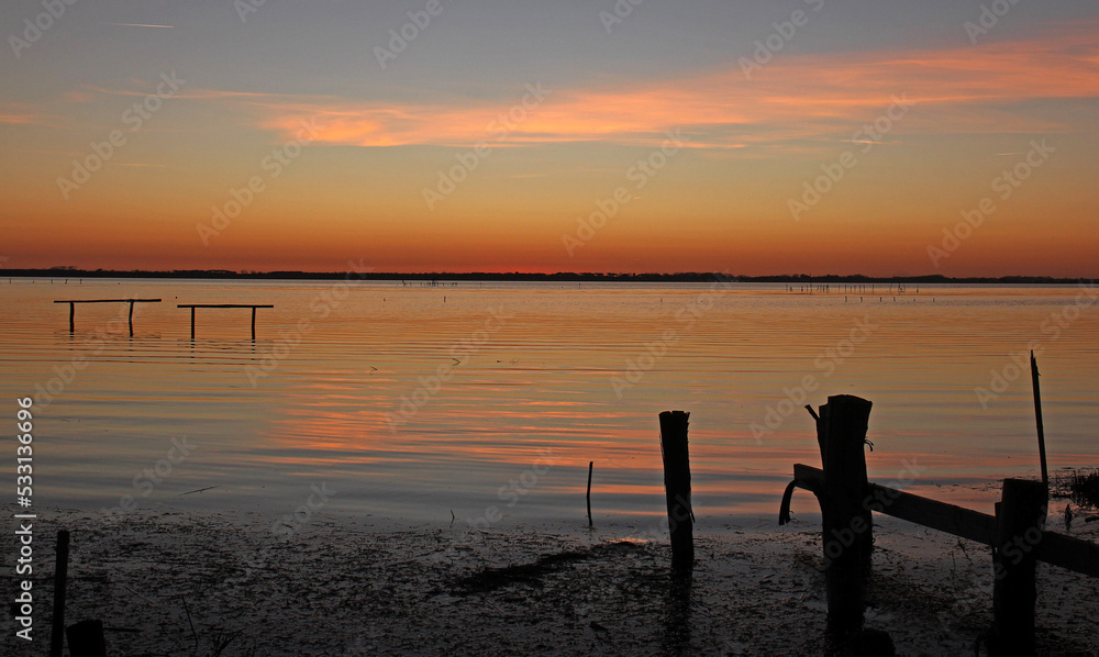 Fototapeta premium Il tramonto del lago di Massaciuccoli