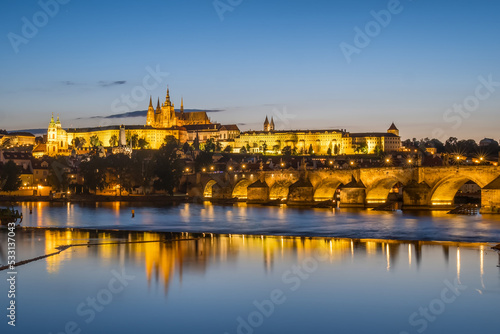Obraz na plátně Charles bridge and the Prague castle at night, Czech Republic.